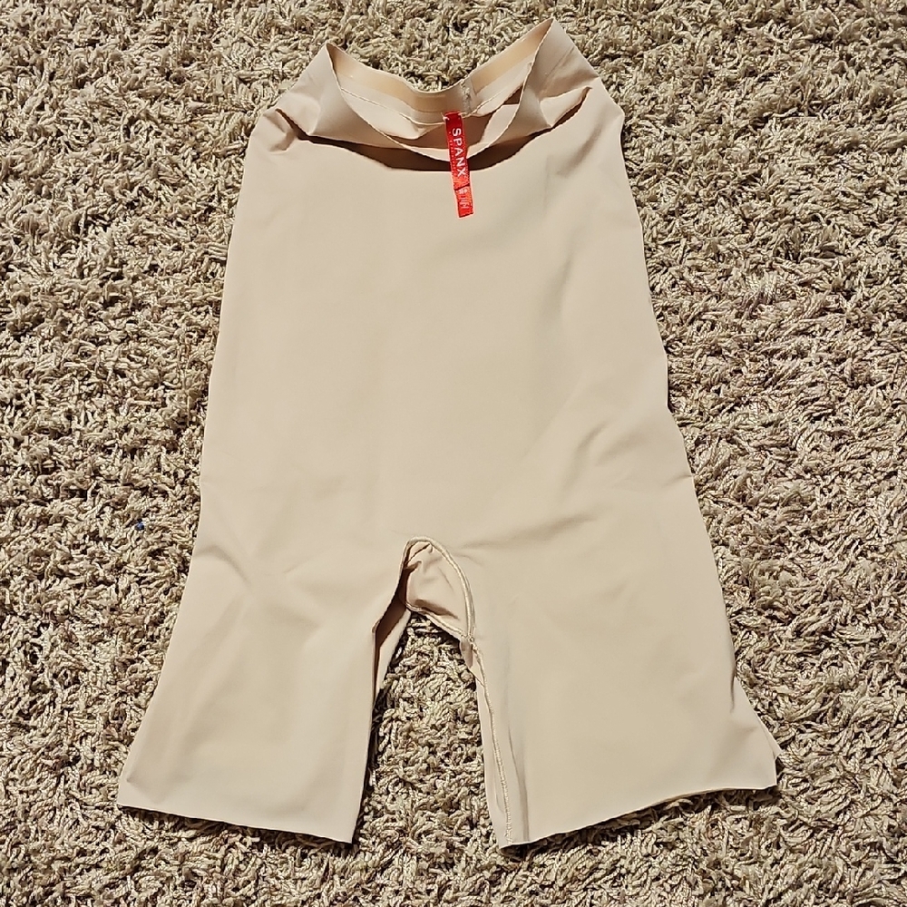 SPANX - High Waisted Mid-Thigh Short